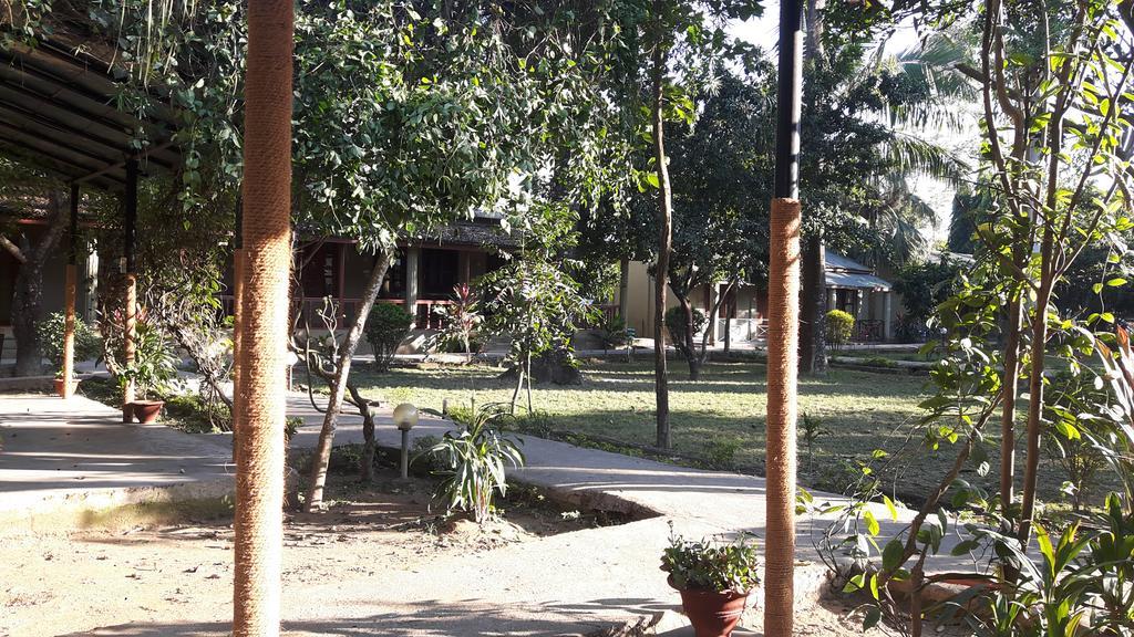 Unique Wild Resort Sauraha Exterior photo